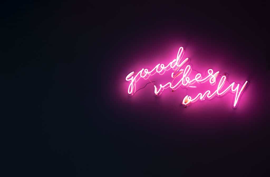 neon sign that says "good vibes only"