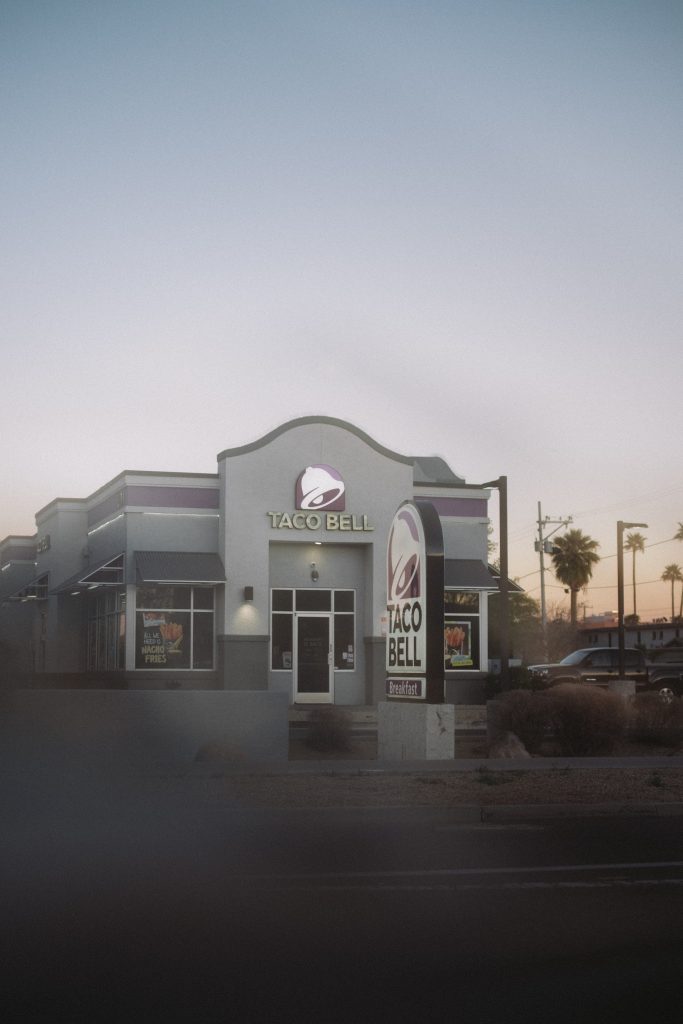 picture of a taco bell at night