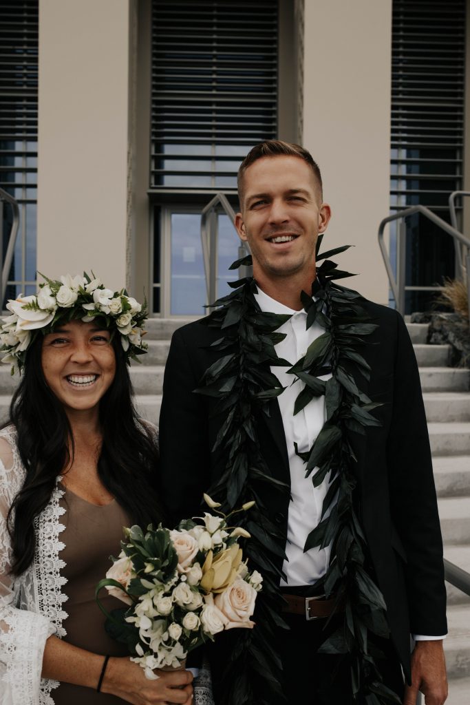 hawaiin bride and groom getting married outside a courthouse